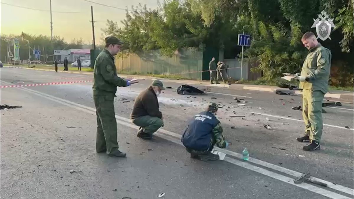 A still image taken from a handout video footage made available 21 August 2022 by the Russian Investigative Committee shows investigators working at the scene of a car explosion on Mozhaisk highway near the village of Bolshiye Vyazemi in the Odintsovo urban district in the Moscow region, Russia. In the evening of 20 August a Toyota Land Cruiser car blew up when the car was moving at full speed on a highway, and then burned. The driver, journalist and political scientist Darya Dugina, the daughter of the philosopher Alexander Dugin, died on the spot. According to Russian Investigative Committee, an explosive device was allegedly installed in the car. EPA/RUSSIAN INVESTIGATIVE COMMITTEE HANDOUT MANDATORY CREDIT/BEST QUALITY AVAILABLE HANDOUT EDITORIAL USE ONLY/NO SALES Dostawca: PAP/EPA.