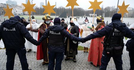 Warszawa. Happening podczas miesięcznicy smoleńskiej. Przebrali się za Trzech Króli