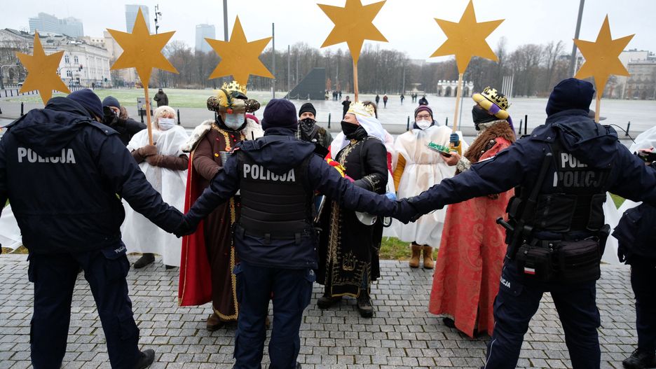 Warszawa. Policja broni dostępu do pomnika Lecha Kaczyńskiego w czasie kontrmanifestacji Lotnej Brygady Opozycji w formie Orszaku Trzech Króli