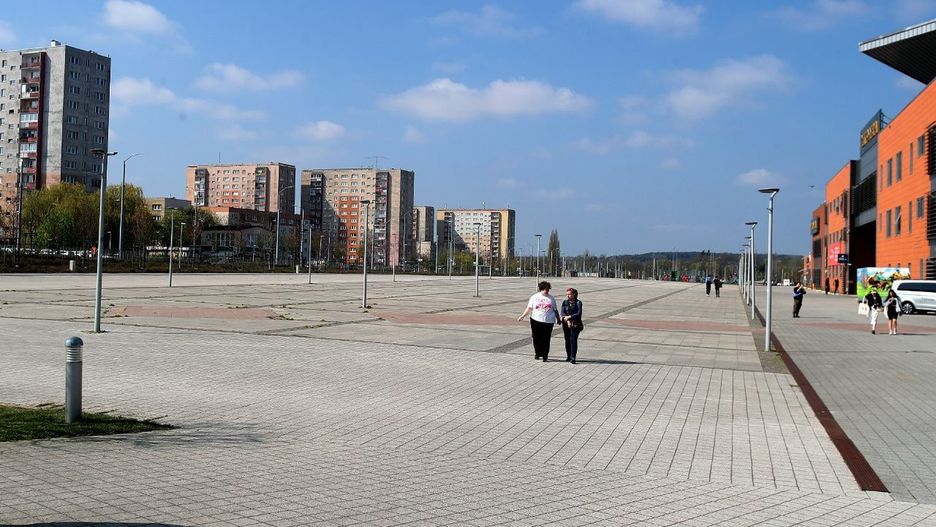 Teren przed halą na Szafera, to typowy przykład miejskiej betonozy