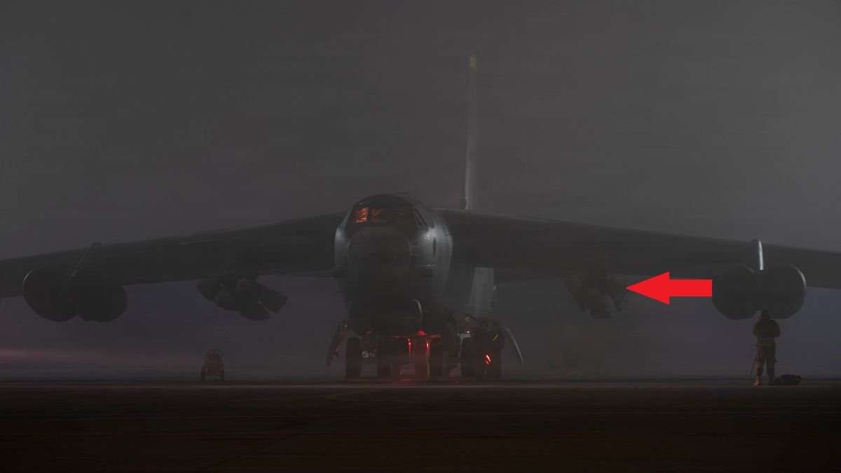 B-52H z ładunkiem przynajmniej sześciu JASSM-ów.