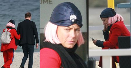 Anna Mucha W RÓŻOWEJ PERUCE I TURBANIE spaceruje po plaży z przyjacielem (ZDJĘCIA)