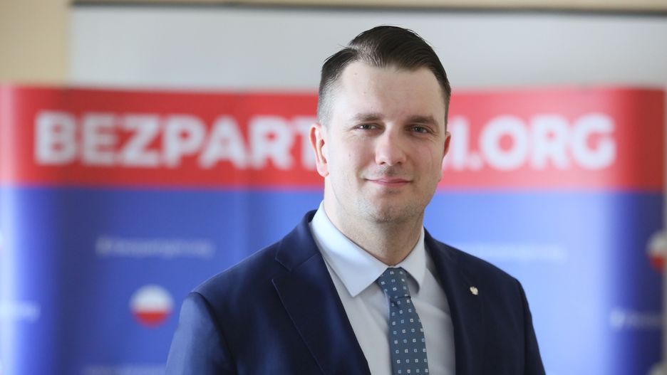 �ukasz MejzaWarszawa, 23.05.2017. Radny sejmiku Wojew�dztwa Lubuskiego �ukasz Mejza, podczas konferencji prasowej dot. obywatelskiego projektu ustawy "Stop partiom w samorz�dach", zorganizowanej przez Ruch Samorz�dowy "Bezpartyjni", 23 bm. w Warszawie. (ls/mgut) PAP/Leszek Szyma�skiLeszek Szyma�skibezpartyjni, briefing prasowy , konferencja, �ukasz Mejza, polityka, portret, prasowa, ruch samorz�dowy, stop partiom w samorz�dach