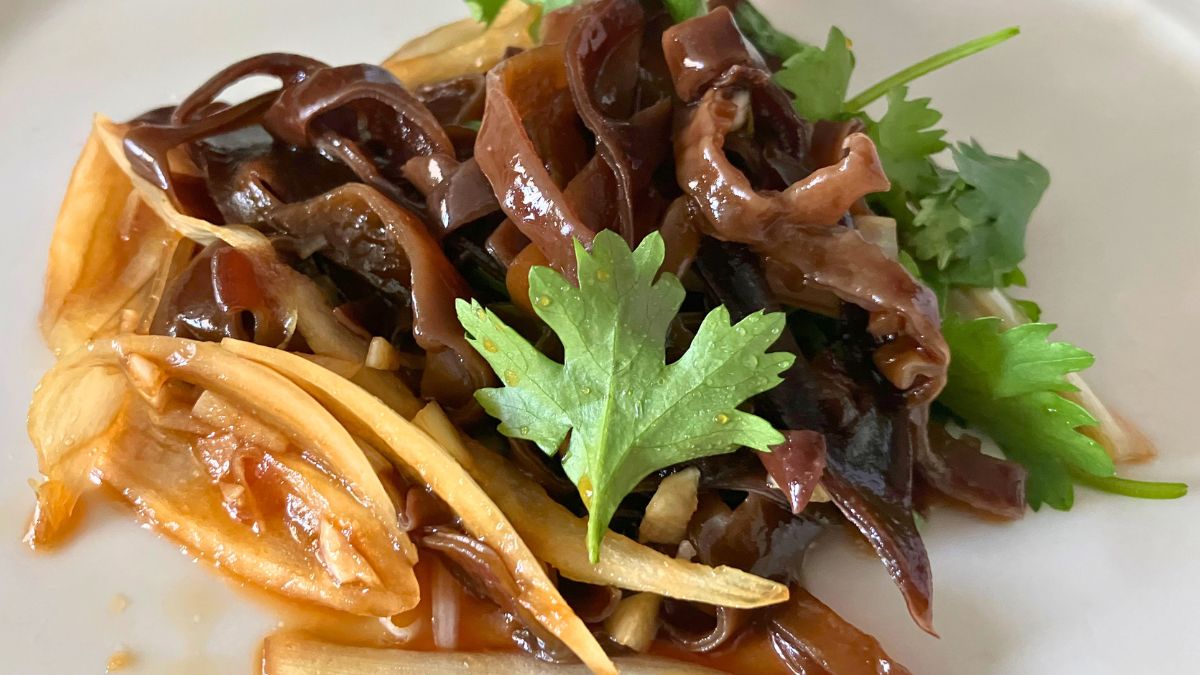Sałatka z grzybów mun jest świetna do dań typu stir-fry