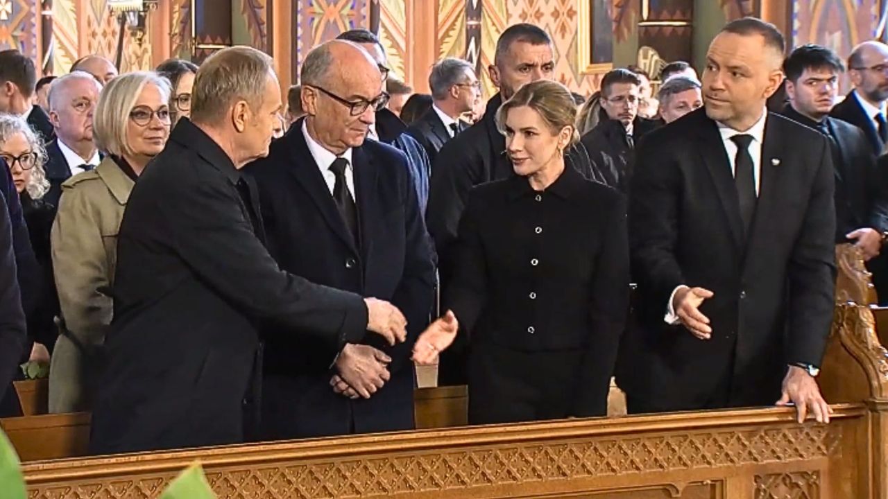 Znak pokoju w kościele. Tak zachowali się Tusk i Nawrocki