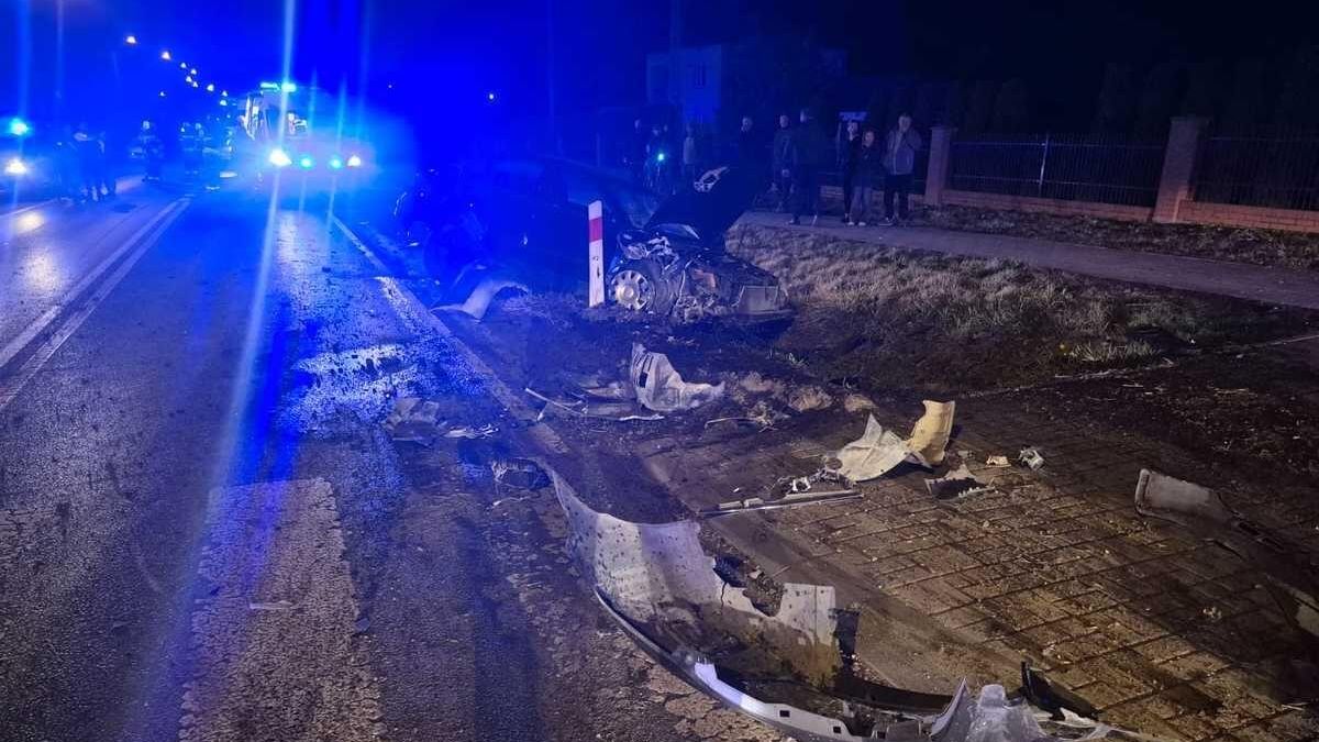 Wypadek, odłamki karoserii na drodze