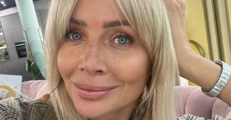 Agnieszka Woźniak-Starak uciekła od polskiego śniegu i w pomarańczowym bikini relaksuje się na wakacjach (FOTO)