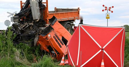 Tryńcza. Kierowca ciężarówki wjechał pod pociąg. Zginął na miejscu