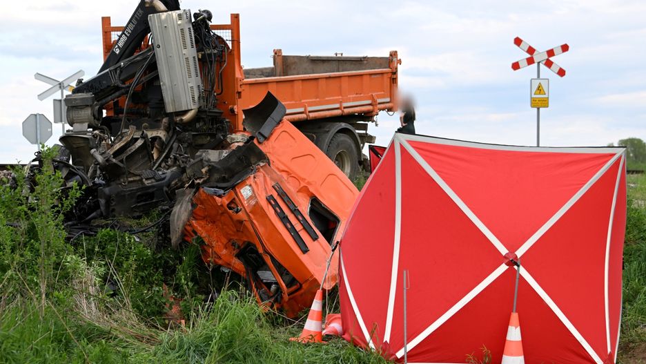 Kierowca ciężarówki wjechał pod pociąg