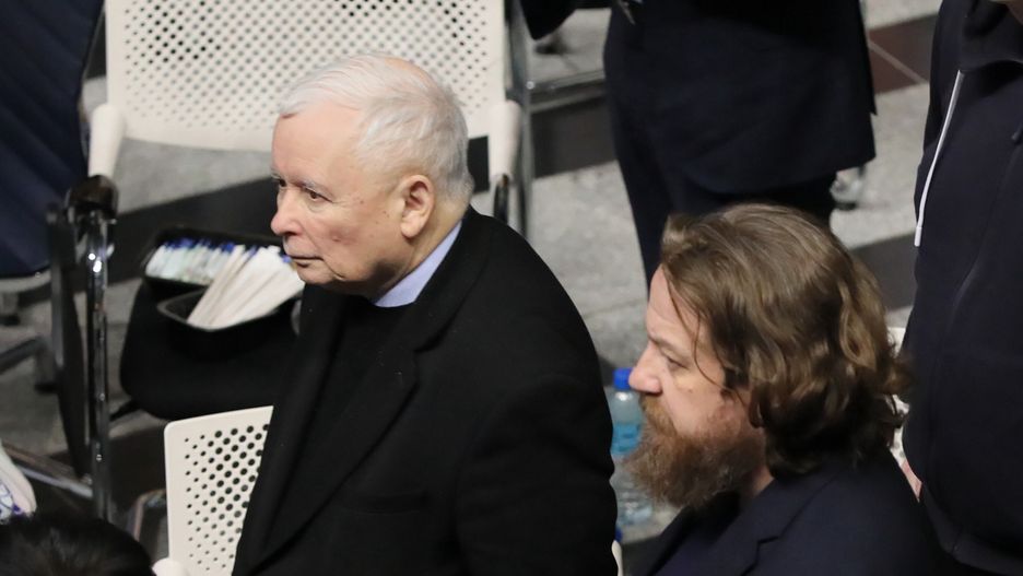 Warszawa, 20.12.2023. Prezes Prawa i Sprawiedliwości Jarosław Kaczyński (L) i prezes zarządu TVP Mateusz Matyszkowicz (P) w budynku TVP przy ulicy Woronicza w Warszawie, 20 bm. Obecność polityków w siedzibie Telewizji Polskiej ma związek z przegłosowaną wczoraj uchwałą Sejmu, zapowiadającą zmiany, jakie w mediach publicznych chce przeprowadzić nowy rząd. (miwi) PAP/Paweł Supernak
