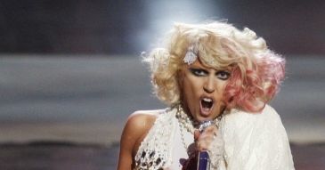 Lady GaGa "promuje zachowania samobójcze"?! (ZOBACZ!)