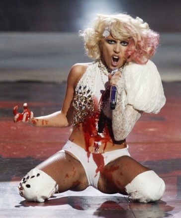 Lady GaGa "promuje zachowania samobójcze"?! (ZOBACZ!)