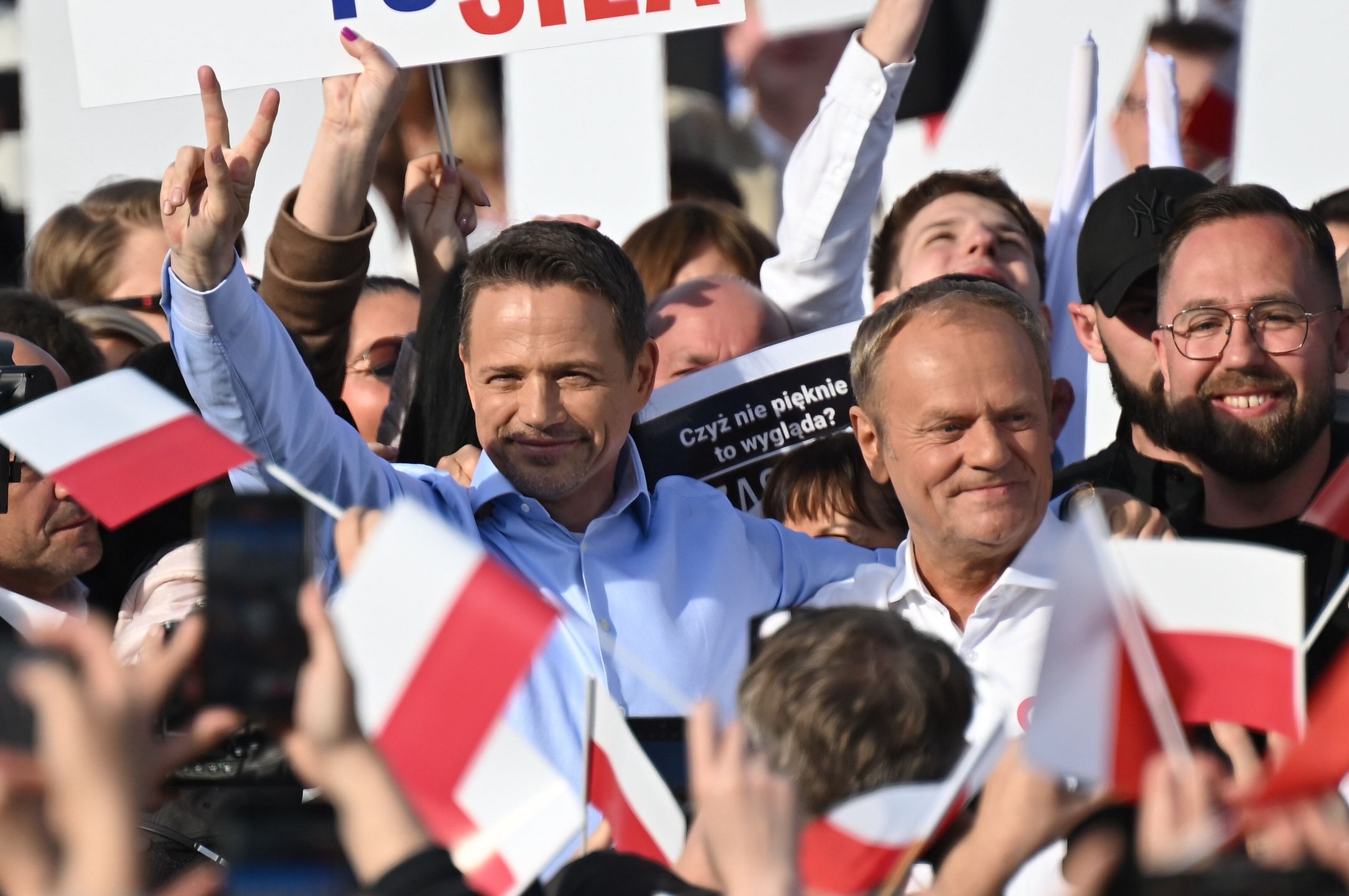 Sopot, 01.05.2025. Wybory Prezydenta RP 2025 - kampania. Kandydat KO w zbliżających się wyborach prezydenta RP, prezydent Warszawy Rafał Trzaskowski (C-L) oraz premier Donald Tusk (C-P) podczas wiecu wyborczego w Sopocie, 1 bm. (amb) PAP/Adam Warżawa