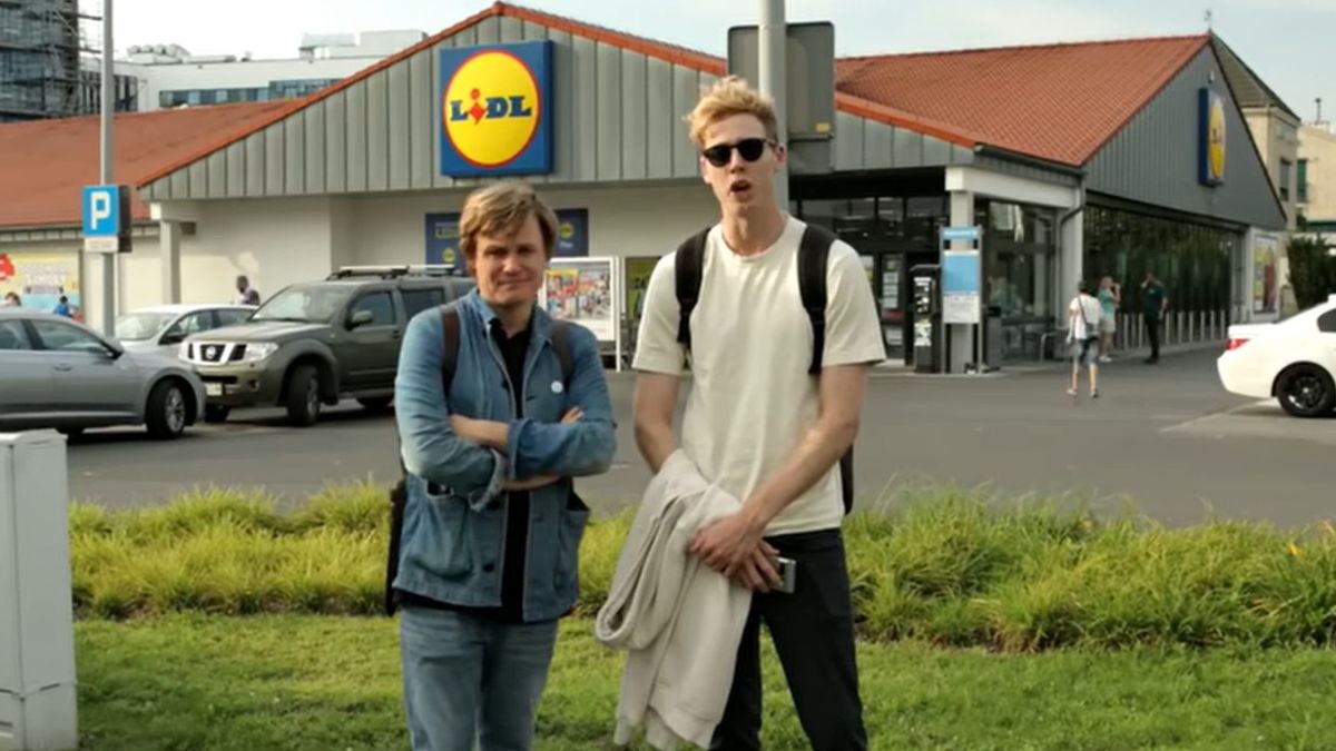 kadr z filmu" Is it Cheaper to fly to Poland to do your Grocery Shop?"