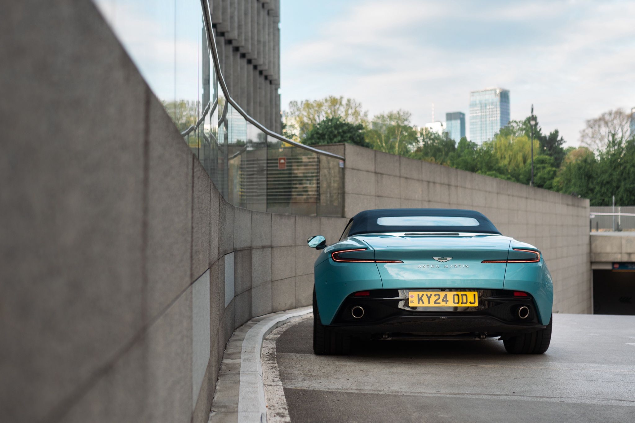 Aston Martin DB12 Volante