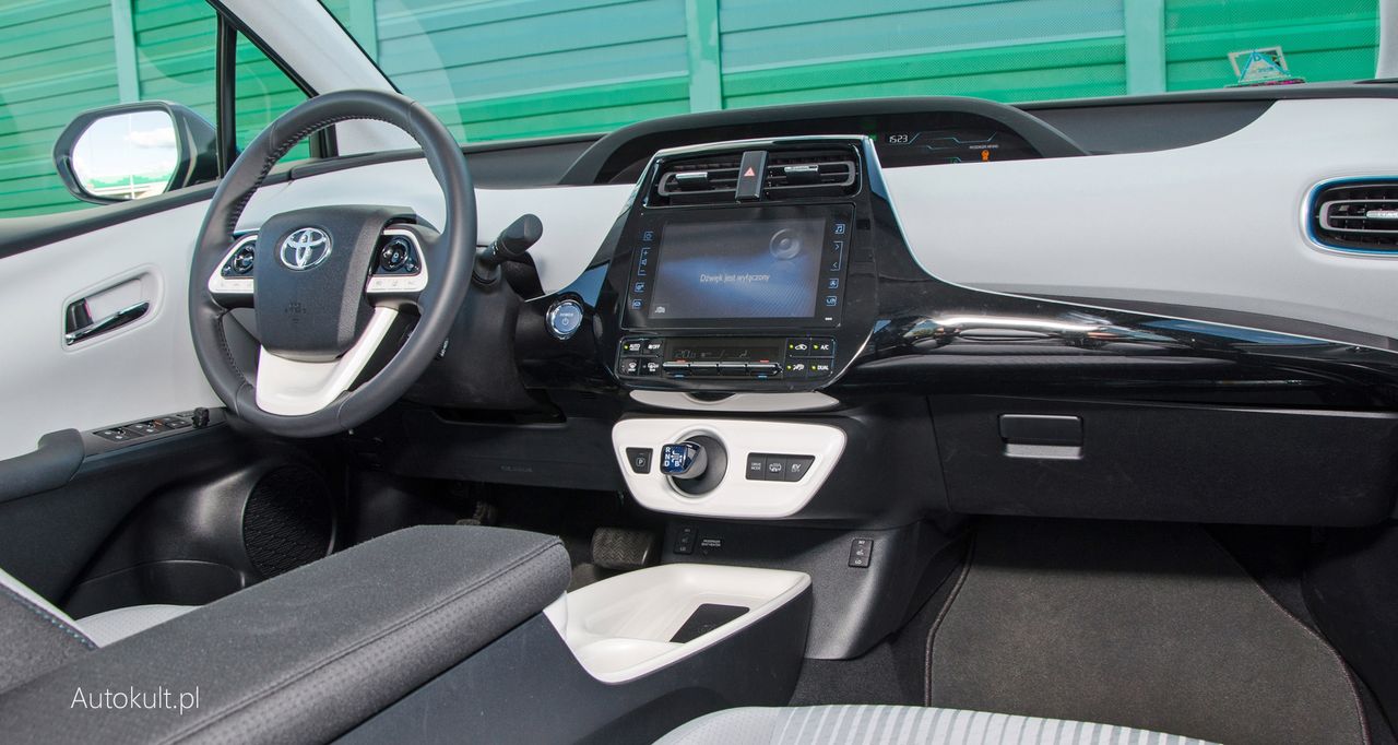 Kokpit Toyoty Prius może wydawać się dziwny, ale jest ergonomiczny i funkcjonalny