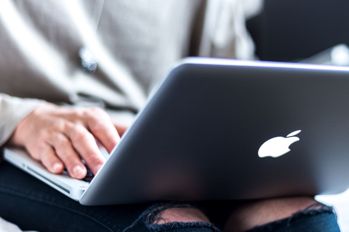 Apple twierdzi, że dotykowe ekrany w laptopach są niewygodne. Ma rację?