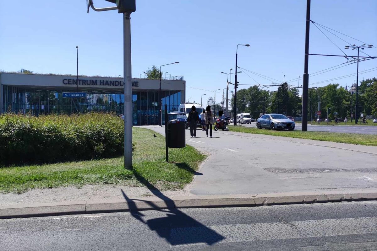Kolizja volkswagena z motocyklem na rondzie Dmowskiego