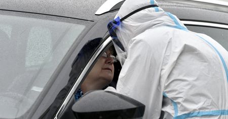 Koronawirus na świecie. Słowacja zaostrza restrykcje. Wznawiają kontrole na granicy