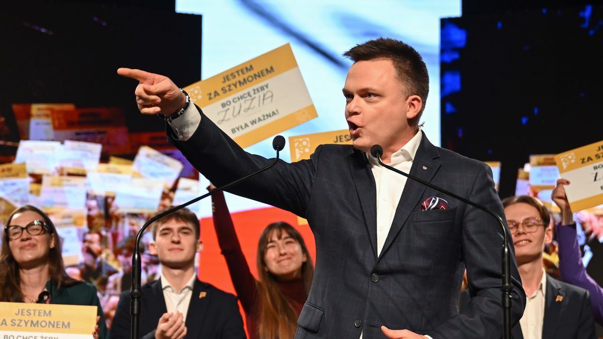 Gdańsk, 07.12.2024. Niezależny kandydat w wyborach na prezydenta RP, marszałek Sejmu Szymon Hołownia (C) podczas konwencji inaugurującej jego prekampanię w Teatrze Szekspirowskim w Gdańsku, 7 bm. (amb) PAP/Adam Warżawa