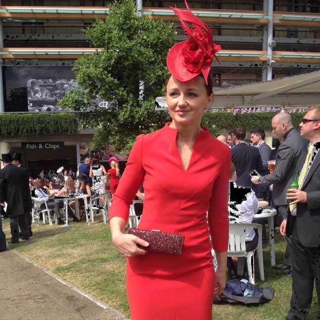 Monika podczas wyścigów konnych Royal Ascot w kapeluszu Philipa Treacy'ego