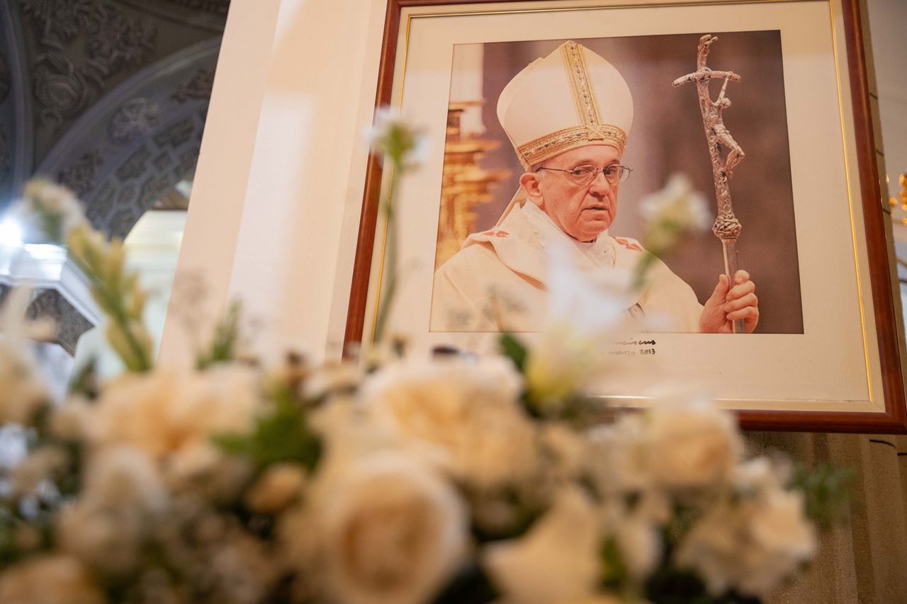 Zmarł w otoczeniu przyjaciół. To oni byli przy papieżu do końca