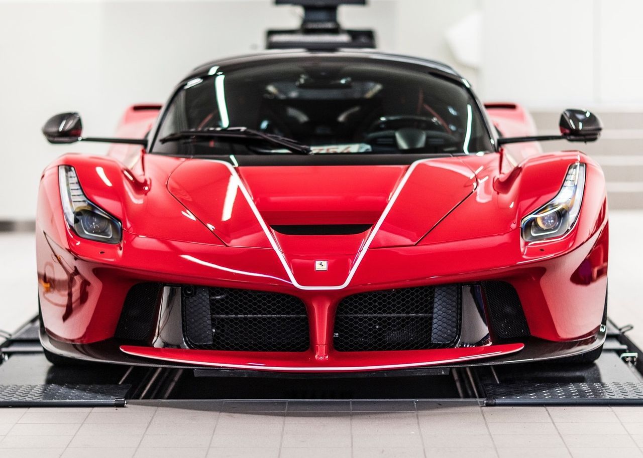 Odwzorowanie linii LaFerrari w śniegu to niełatwe zadanie (zdjęcie poglądowe)