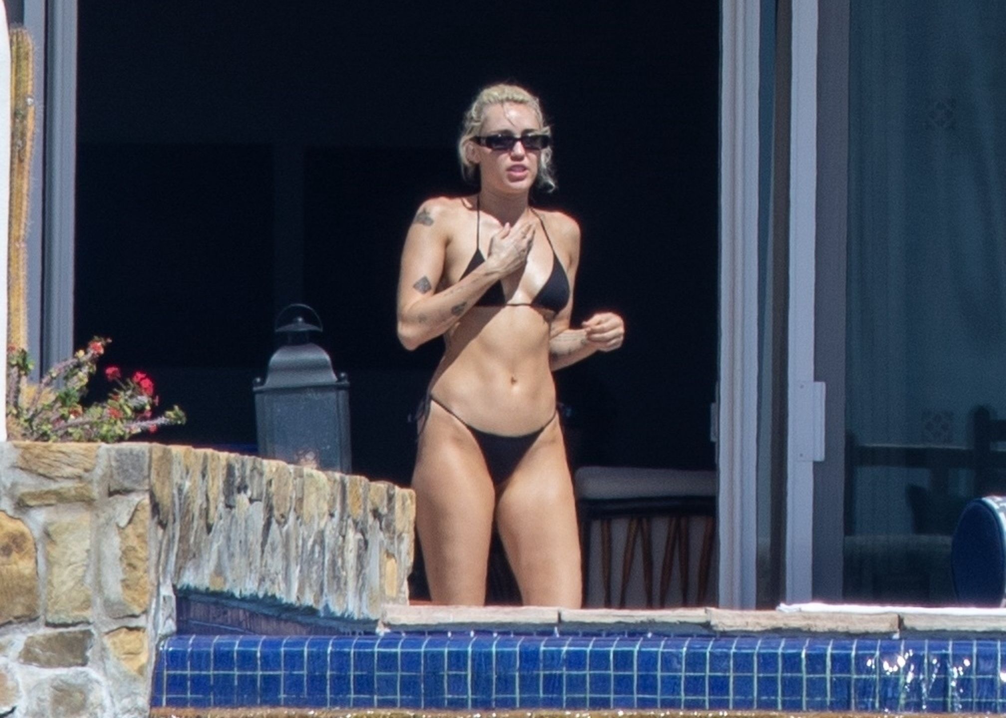 Rozgogolona Miley Cyrus i jej NOWY CHŁOPAK wygrzewają się w meksykańskim słońcu