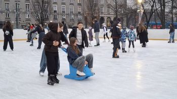 Kraków: Działa już największe w Polsce lodowisko pod gołym niebem