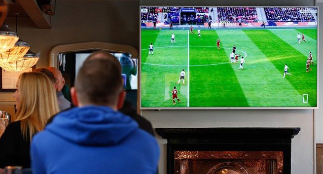 Pub słono zapłaci za pirackie mecze. Co roku tysiące kontroli