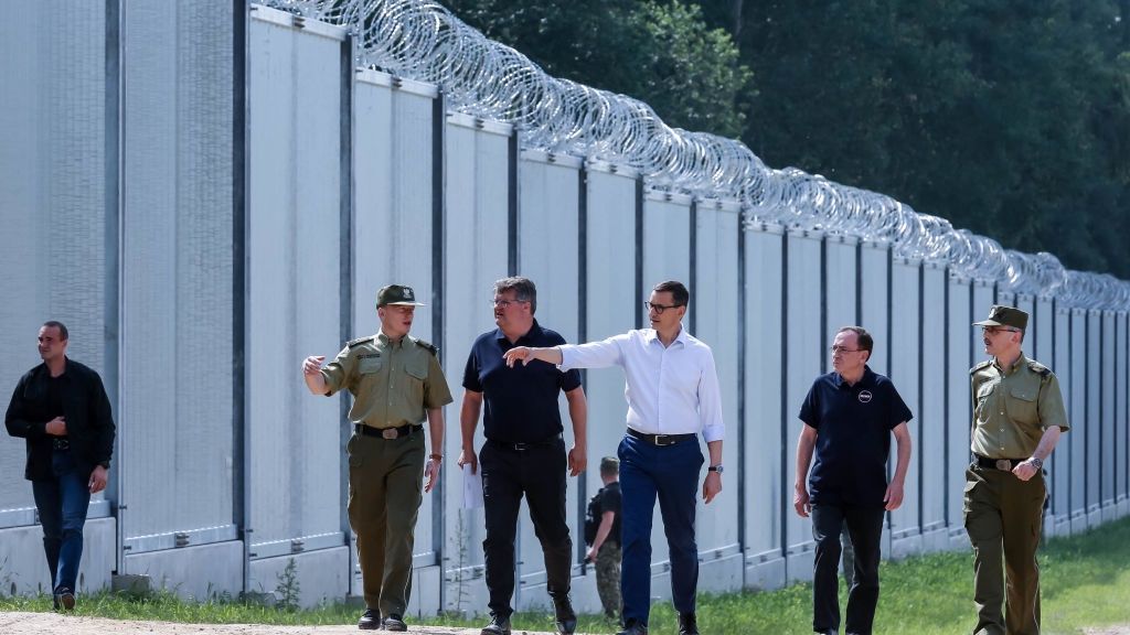 Premier Mateusz Morawiecki i szef MSWiA Mariusz Kamiński na granicy polsko-białoruskiej
