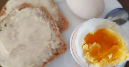 Jak ugotować idealne jajka na miękko? Oto sprawdzony sposób