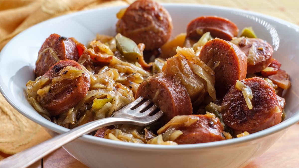Kiełbasa z kiszoną kapustą może stanowić wartościowy posiłek