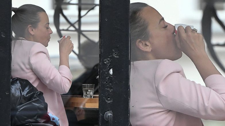 Anna Mucha zostawia auto na awaryjnych i idzie na lunch