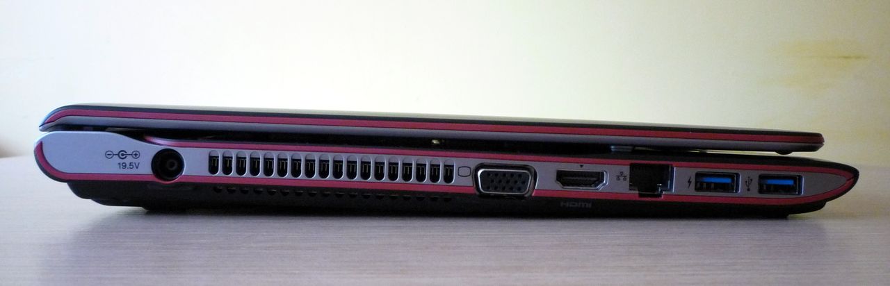 Sony VAIO E14 (SVE14A1S6EB) - ścianka lewa (zasilanie, VGA, HDMI, LAN, 2 x USB 3.0)