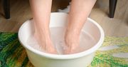 Dodaj do wody i wymocz stopy. Będą gładkie jak u niemowlaka