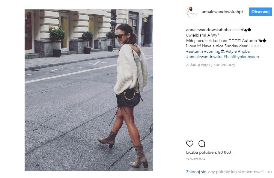 Gwiazdy również pokochały swetry z wycięciami na plecach. Anna Lewandowska wybrała jasny model w fasonie oversize