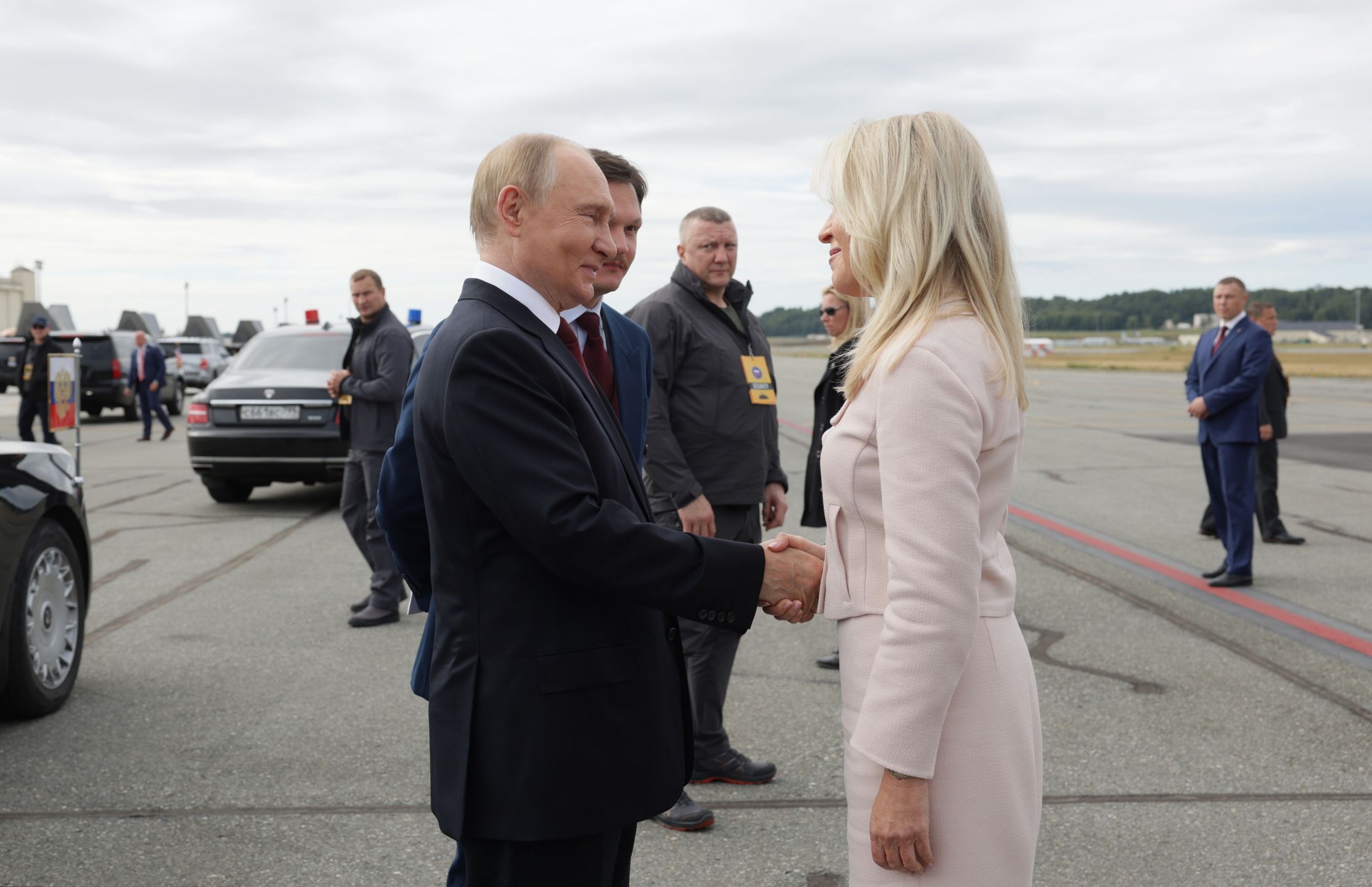 Russian President Vladimir Putin (L) shakes hands with Chief of Protocol of the United States Monica Crowley before departing from Joint Base Elmendorf-Richardson following his meeting with US President Trump, in Anchorage, Alaska, USA, 15 August 2025 (issued 16 August 2025). EPA/GAVRIIL GRIGOROV/SPUTNIK/KREMLIN / POOL MANDATORY CREDIT Dostawca: PAP/EPA.