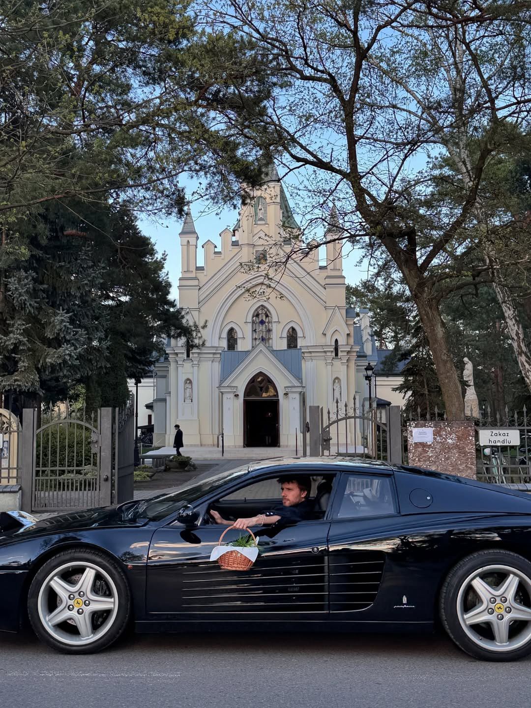 Maciej Musiał za kierownicą Ferrari Testarossy