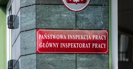 Odpisujesz na służbowe meile w czasie urlopu? Oto co ci się należy