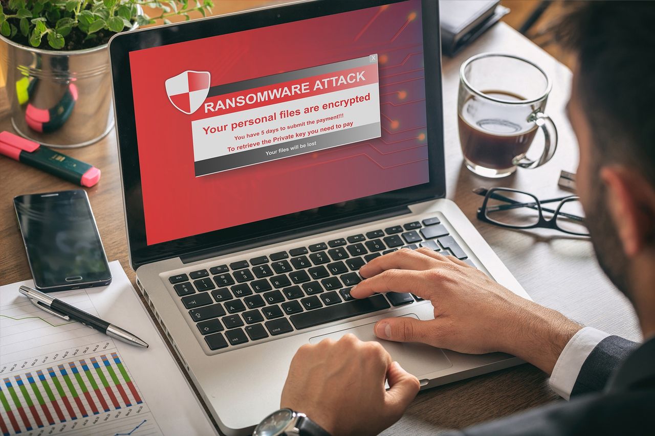 Spyware i ransomware - Spyware to rodzaj oprogramowania, które śledzi działania użytkownika. Ransomware ma na celu zablokowanie urządzenia i żądanie okupu za jego odblokowanie.