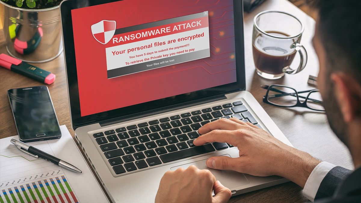 Spyware i ransomware - Spyware to rodzaj oprogramowania, które śledzi działania użytkownika. Ransomware ma na celu zablokowanie urządzenia i żądanie okupu za jego odblokowanie.