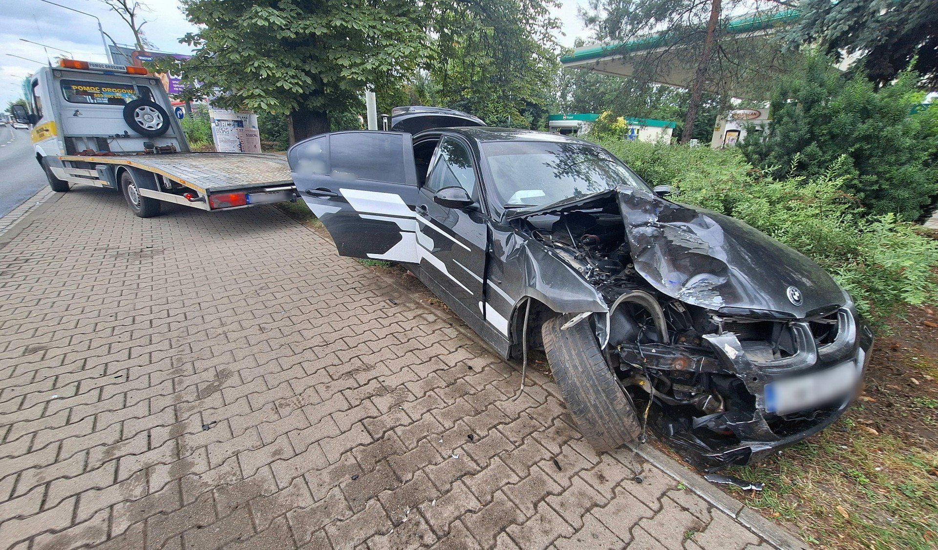 Groźnie wyglądający wypadek na Krakowskiej. BMW roztrzaskało się na słupie.