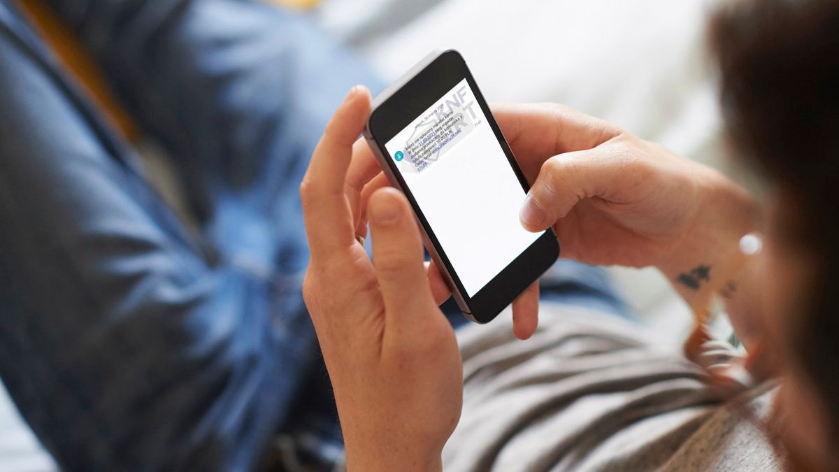 Oszuści wysyłają SMS-y informujące o mandacie.