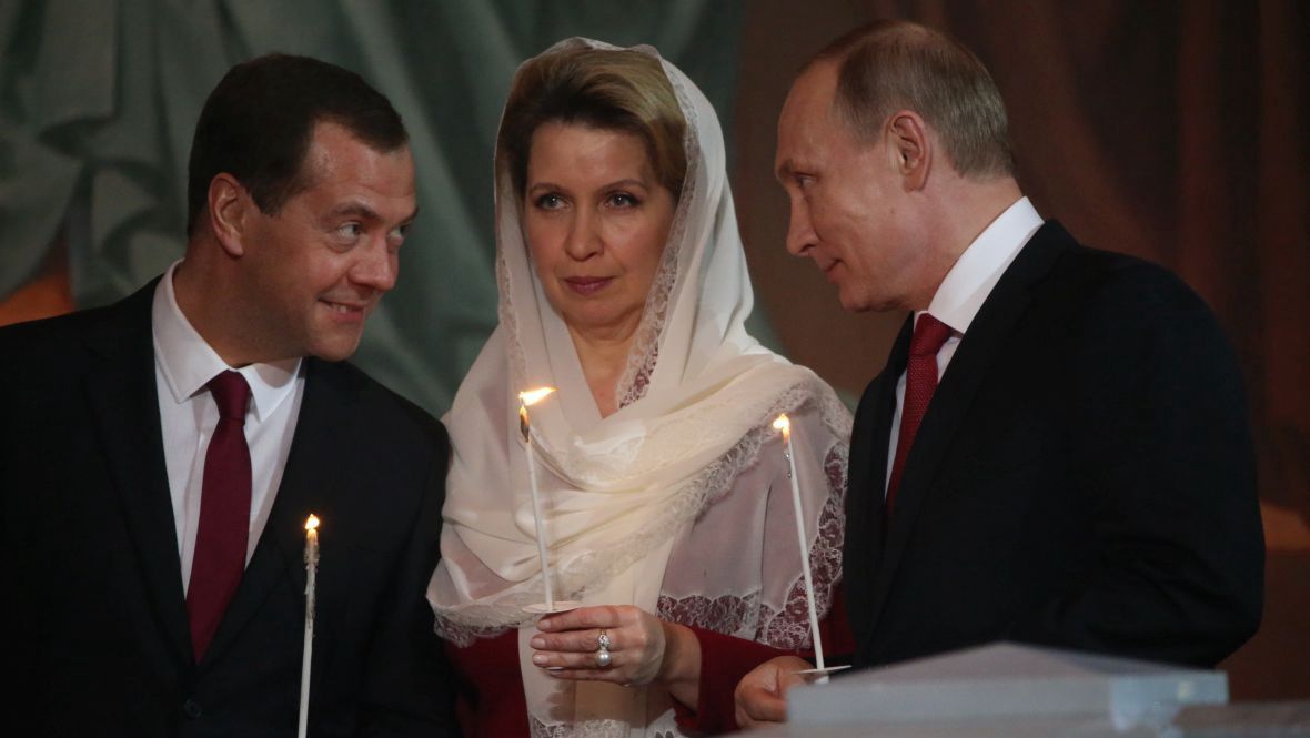Władomir Putin (z prawej) oraz premier Dmitrij Miedwiediew z małżonką Swietłaną uczestniczą w prawosławnej mszy wielkanocnej w katedrze Chrystusa Zbawiciela w Moskwie. 1 maja 2016 roku