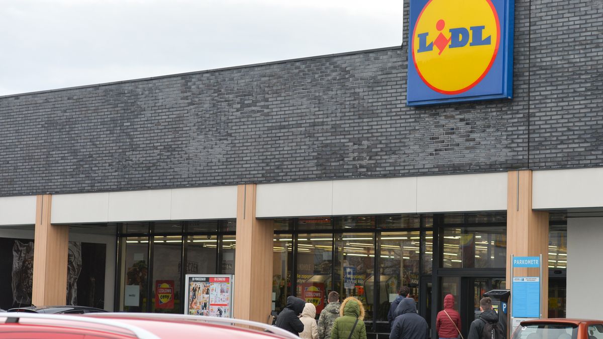 Epidemic Emergency State Declared In Poland
A few people seen queuing outside LIDL shop in Krakow. 
Mateusz Morawiecki, the Prime Minister of Poland announced yesterday evening an Epidemic Emergency State in Poland.
WIth another 27 new cases of coronavirus in Poland by 5pm, raising the total count to 452, schools will remain closed until Easter.  
On Saturday, March 21 2020, in Krakow, Poland. (Photo by Artur Widak/NurPhoto via Getty Images)
NurPhoto
closure, cracow, easter 2020, editorial, epidemic emergency state, infectious, krakow - poland, lidl logo, no tourism, sars-cov-2, sos alert, spread, daily life, disease, emergency, isolation, lidl shop, local, outbreak, outside, pandemic, prevention, queuing