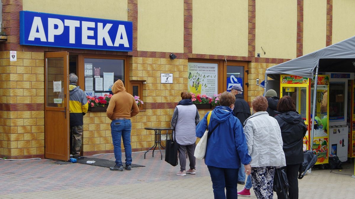 Stock Marek Bazak
PHOTO: ZOFIA I MAREK BAZAK / EAST NEWS   Kolejka klientow do apteki, zasady zachowania bezpiecznej odleglosci w dobie pandemii koronawirusa
ZOFIA BAZAK