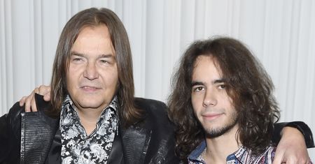 Beniamin Gawliński zastępuje ojca na scenie. W tym czasie Robert Gawliński idzie... zapalić.