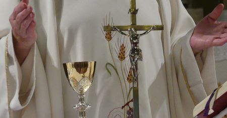 Ksiądz znęcał się nad uczniami. Są zarzuty od prokuratury