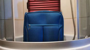 Nocujesz w hotelu? Od razu wstaw walizkę pod prysznic